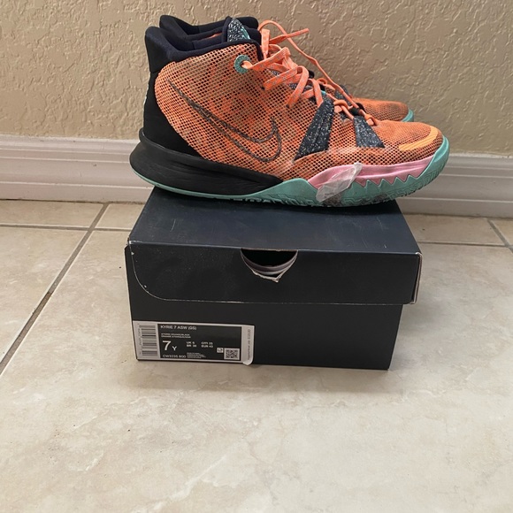 Youth Kyrie 7 - Picture 2 of 5